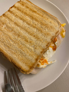 Una foto de Mixto con huevo y tomate frito