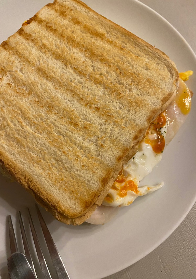 Una foto de Mixto con huevo y tomate frito