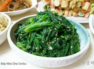 Hình của món Rau chân vịt trộn gia vị 시금치 무침.