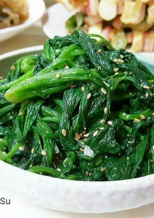 Hình của món Rau chân vịt trộn gia vị 시금치 무침.