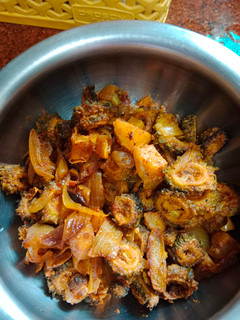 करेले प्याज़ की सब्जी (karele pyaz ki sabzi recipe in Hindi) रेसिपी मुख्य फोटो