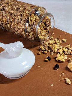 Una foto de 🌰🍯 Granola casera crocante 🍯🌰, fácil y súper completa 🥣 (y sin horno!!)