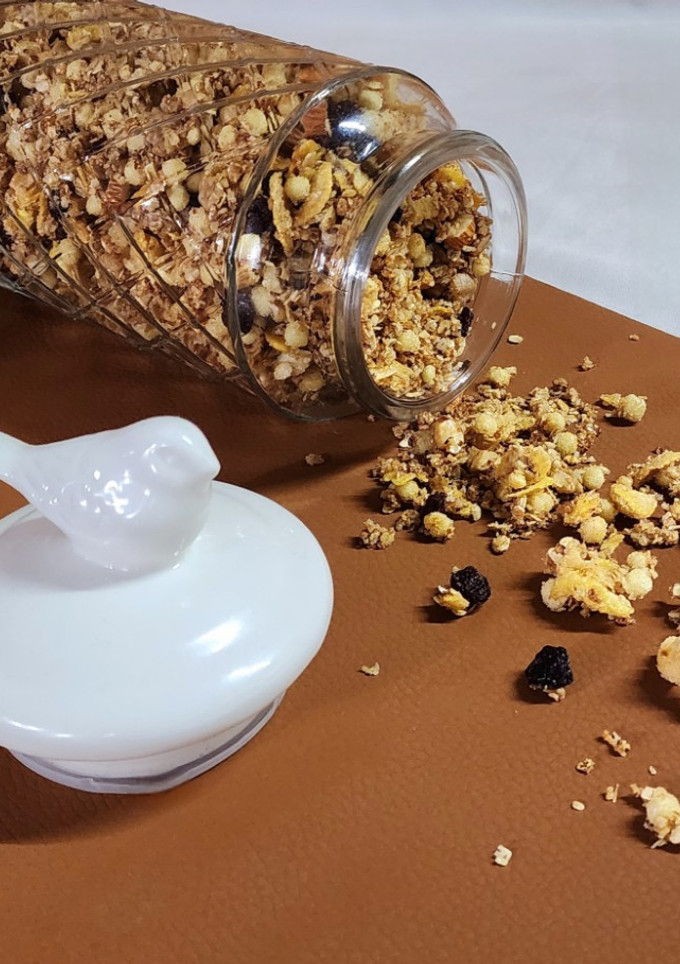 Una foto de 🌰🍯 Granola casera crocante 🍯🌰, fácil y súper completa 🥣 (y sin horno!!)