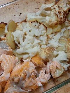 Una foto de Salmón al horno con verduras