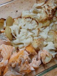 Una foto de Salmón al horno con verduras