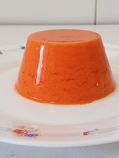 Una foto de Gelatina de yogur y naranja
