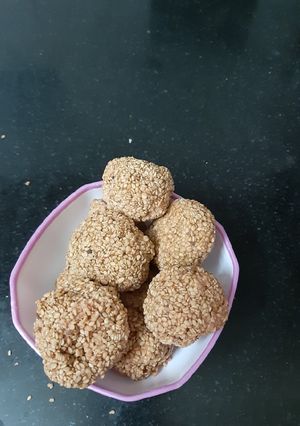 A picture of Til ladoo.