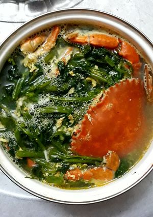 Hình của món Cua biển nấu rau muống.