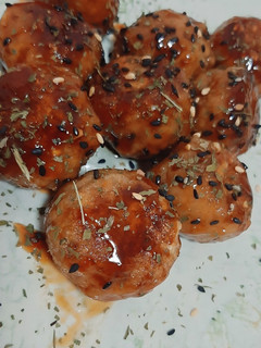 Una foto de Yakitori vegano // Albóndigas de soja texturizada