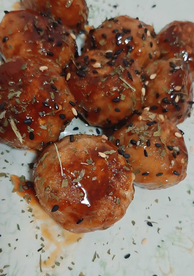 Una foto de Yakitori vegano // Albóndigas de soja texturizada