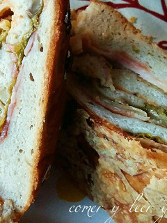 Una foto de Hogaza de pan rellena de beicon, tres quesos y setas