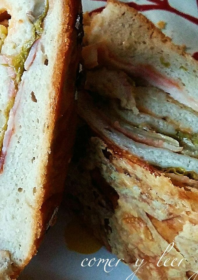 Una foto de Hogaza de pan rellena de beicon, tres quesos y setas