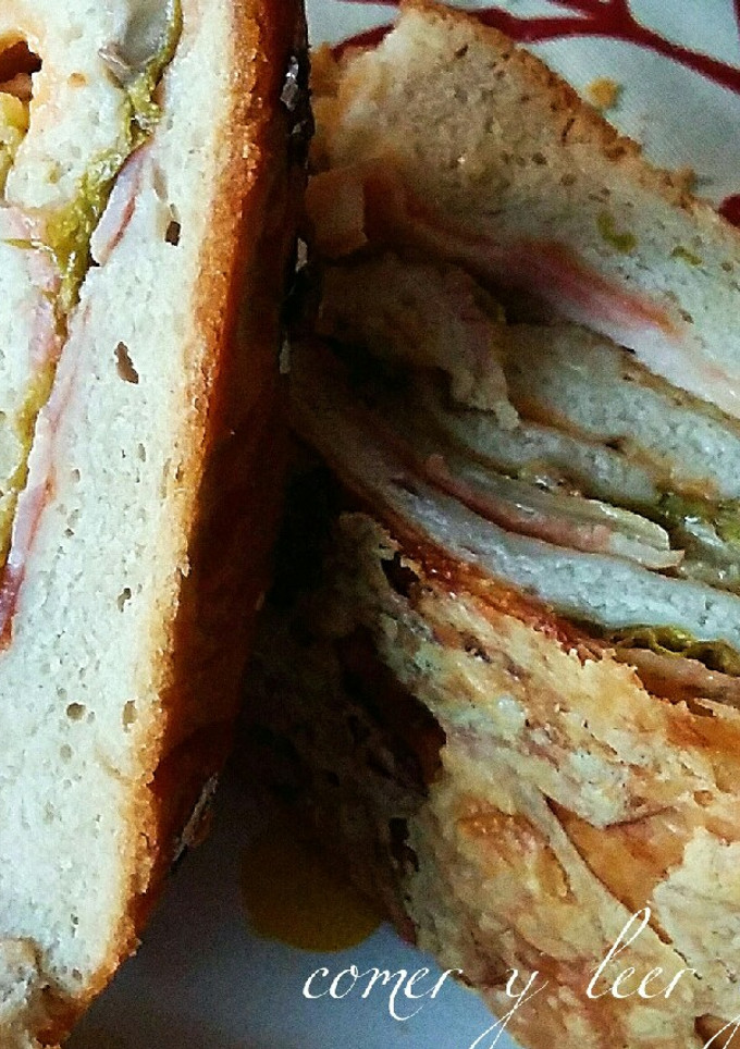 Una foto de Hogaza de pan rellena de beicon, tres quesos y setas