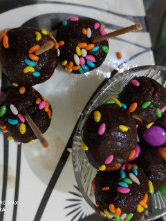 चॉकलेट पार्ले-जी लॉलीपॉप (Chocolate parle- G lollipop recipe in Hindi) रेसिपी मुख्य फोटो