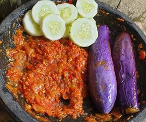 Cara Menyajikan Terong Penyet Sambal Terasi Mantul Banget