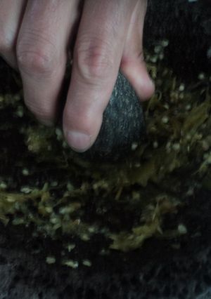 Una foto de Salsa martajada de chile de árbol y Poblano asado borracha