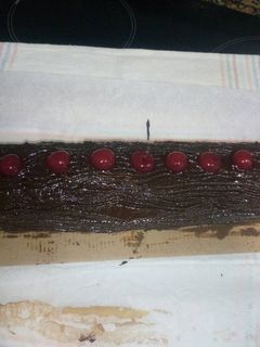 Una foto de Tronco Navidad, nata, chocolate y guindas