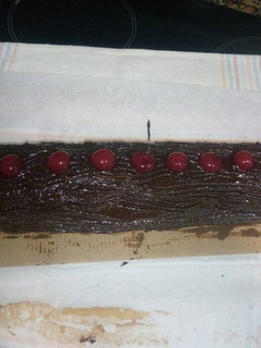 Una foto de Tronco Navidad, nata, chocolate y guindas