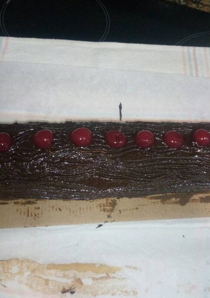 Una foto de Tronco Navidad, nata, chocolate y guindas