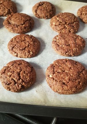 Una foto de Cookies de chocolate, almendra y canela