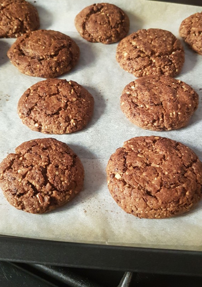 Una foto de Cookies de chocolate, almendra y canela