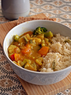 Una foto de Curry de verduras con arroz aromático