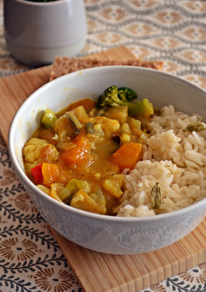 Una foto de Curry de verduras con arroz aromático