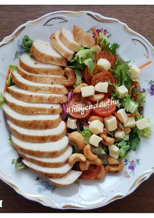 Hình của món #cleaneating Salad Gà, Hạt điều và Phômai.