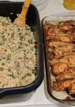 صورة لوصفة أفخاذ دجاج مشوية مع الأرز والخضار