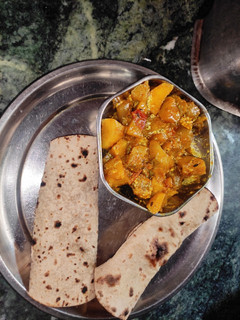 बैंगन आलू की सब्जी(baingan aloo ki sabzi recope inn hindi) रेसिपी मुख्य फोटो