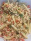 Insalata di pasta con pesto di zucchine gamberetti e pomodoro