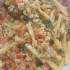 Foto di Insalata di pasta con pesto di zucchine gamberetti e pomodoro