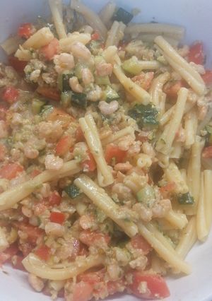 Foto di Insalata di pasta con pesto di zucchine gamberetti e pomodoro