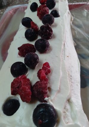 Una foto de Arrollado de frutos rojos y crema