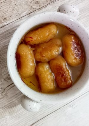 A picture of Gulab Jamun.