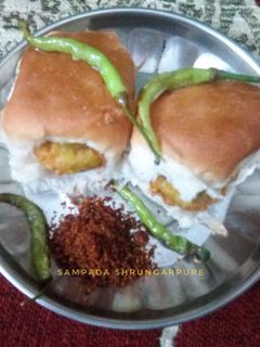 वडा पाव (vada pav recipe in marathi) रेसिपी चे मुख्य फोटो