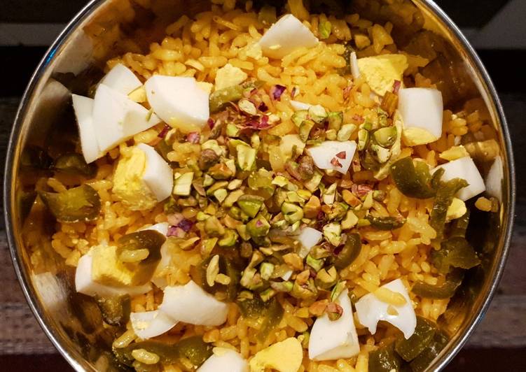 Insalata di riso alla curcuma con uovo, jalapeños e pistacchi