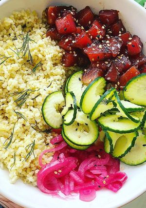 Una foto de Bulgur, atún macerado y encurtido de cebolla y pepino