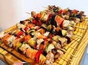 Una foto de brochetas de carne