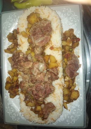 صورة لوصفة رز بالشعريه و تورلي خضار مع قطع لحم موزه
