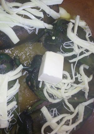 Una foto de Chiles rellenos de queso oaxaca y frijoles a la Mario, s