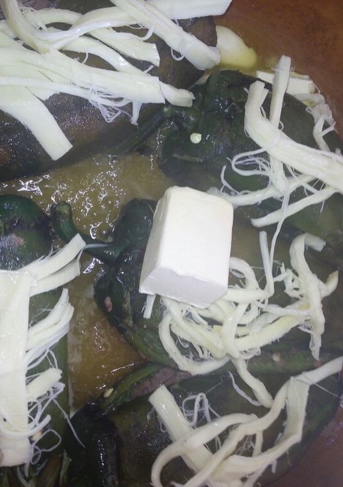 Una foto de Chiles rellenos de queso oaxaca y frijoles a la Mario, s