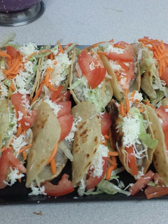 Una foto de Tacos de res en adobo