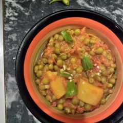 A picture of Aloo matar ki sabzi.
