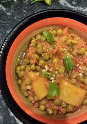 A picture of Aloo matar ki sabzi.