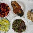 Cơm nhà với cá thu sốt cà chua, bắp bò xào đậu cove, trứng đúc pate gan, canh củ dền, xoài dưa trộn