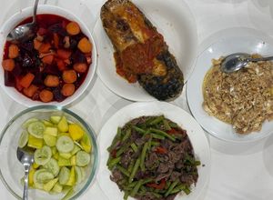 Hình của món Cơm nhà với cá thu sốt cà chua, bắp bò xào đậu cove, trứng đúc pate gan, canh củ dền, xoài dưa trộn.