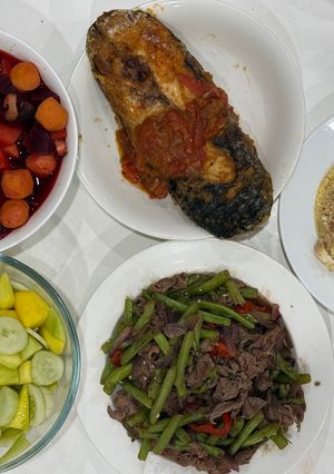 Hình của món Cơm nhà với cá thu sốt cà chua, bắp bò xào đậu cove, trứng đúc pate gan, canh củ dền, xoài dưa trộn.