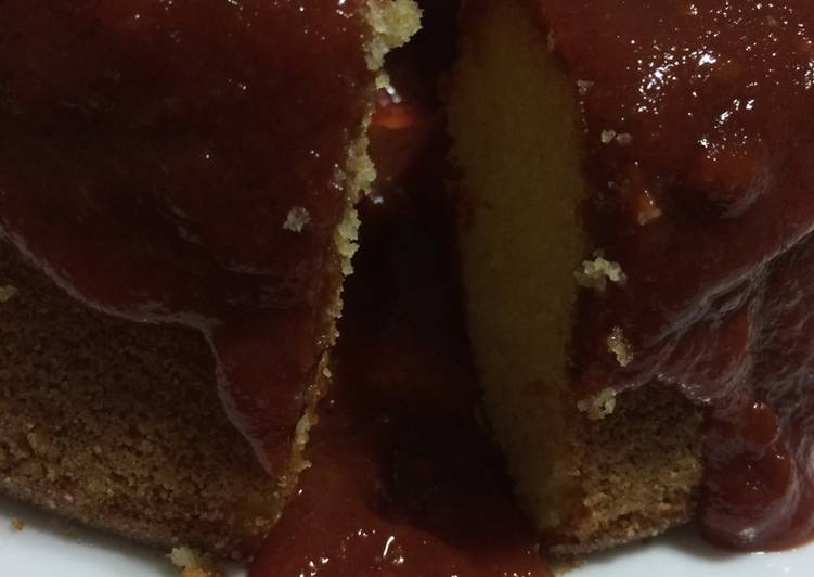 Bolo de fubá com cobertura de goiabada