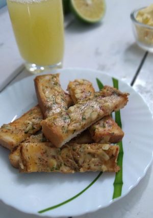 A picture of Garlic Breadsticks.
